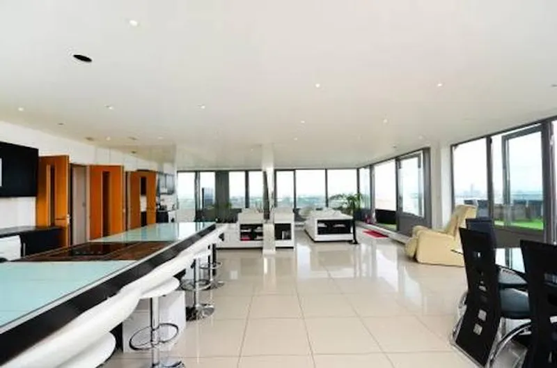 Open plan at Sleek Brixton Hill apartment, K370 (photo 2)