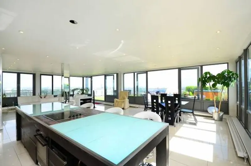 Kitchen island at Sleek Brixton Hill apartment, K370 (photo 3)