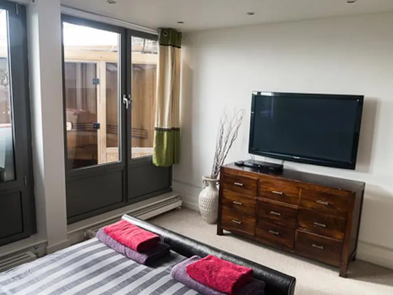 Bedroom at Sleek Brixton Hill apartment, K370 (photo 5)