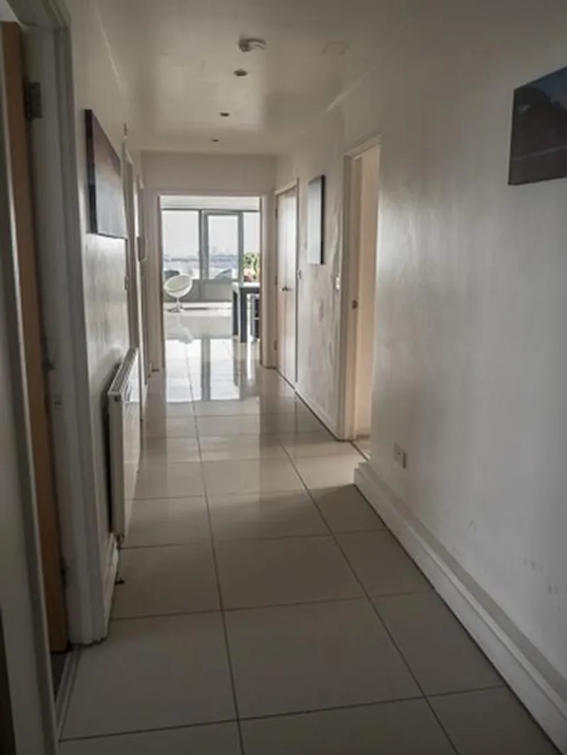 Entrance hall at Sleek Brixton Hill apartment, K370 (photo 6)