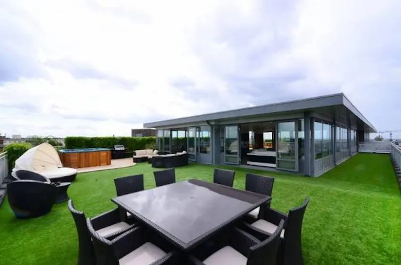 Roof terrace at Sleek Brixton Hill apartment, K370 (photo 8)