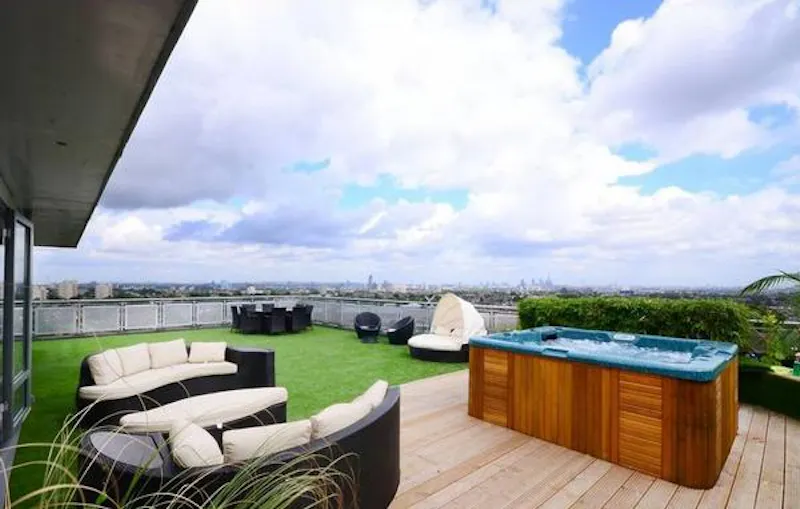 Jacuzzi at Sleek Brixton Hill apartment, K370 (photo 9)