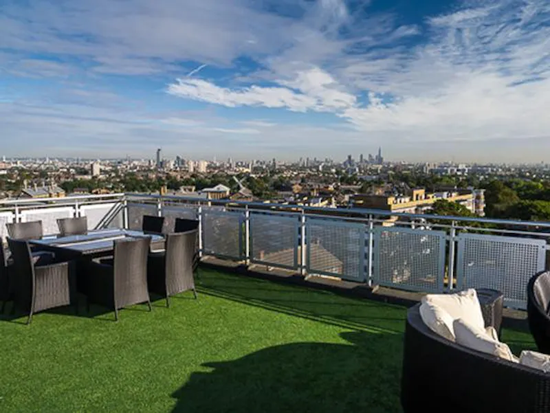 Views - city at Sleek Brixton Hill apartment, K370 (photo 10)