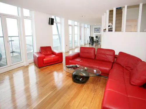 Flat with Royal Docks view, F1031