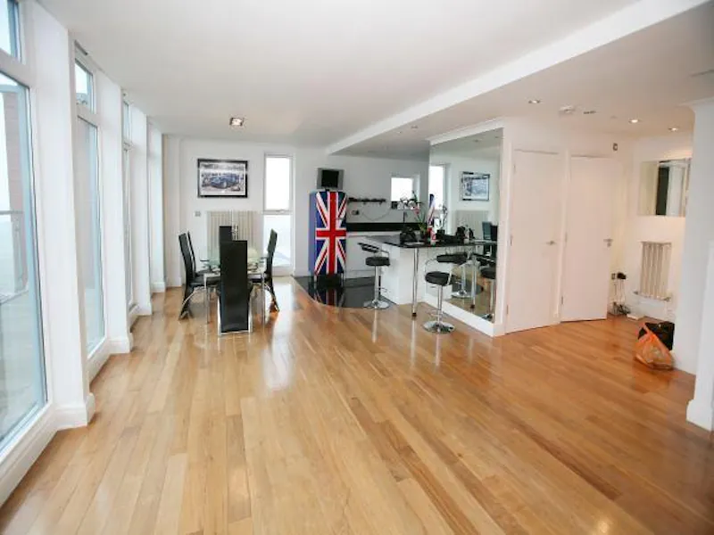 Open plan at Flat with Royal Docks view, F1031 (photo 3)