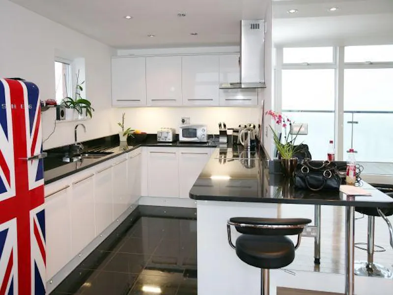 Kitchen at Flat with Royal Docks view, F1031 (photo 4)