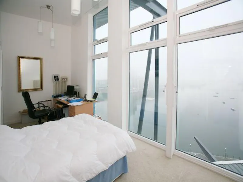 Bedroom at Flat with Royal Docks view, F1031 (photo 6)