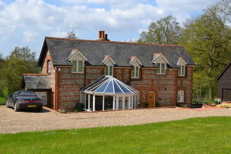 Stone cottage in Basingstoke, C839 (photo 1)