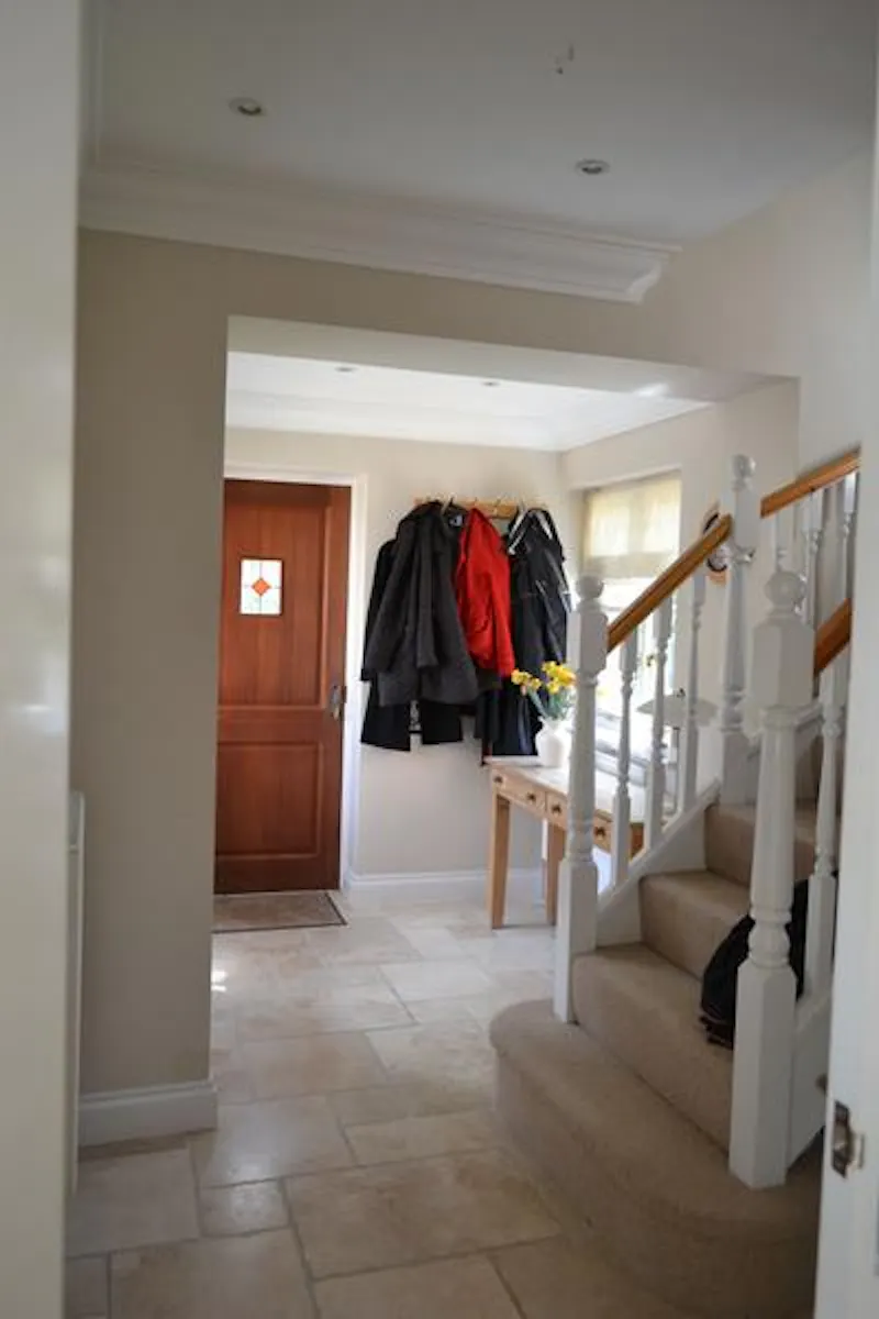 Entrance hall at Stone cottage in Basingstoke, C839 (photo 3)