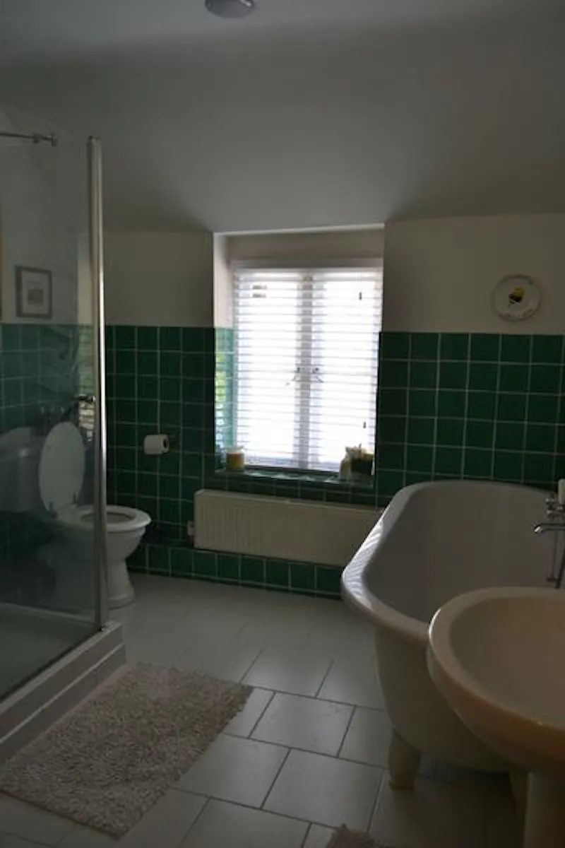 Bathroom at Stone cottage in Basingstoke, C839 (photo 21)