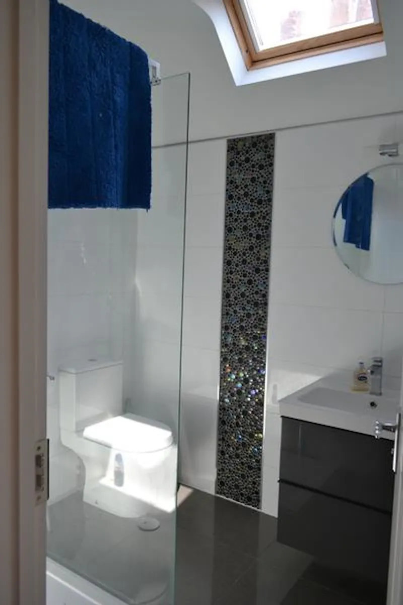 Shower at Stone cottage in Basingstoke, C839 (photo 25)