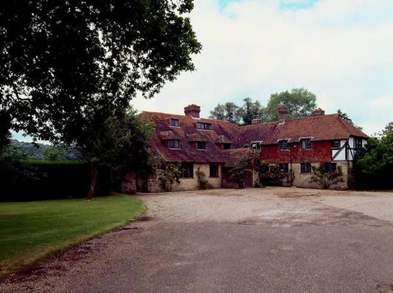Driveway at West Sussex medieval manor, H170 (photo 1)