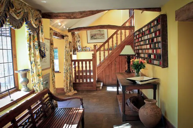 Staircase at West Sussex medieval manor, H170 (photo 11)