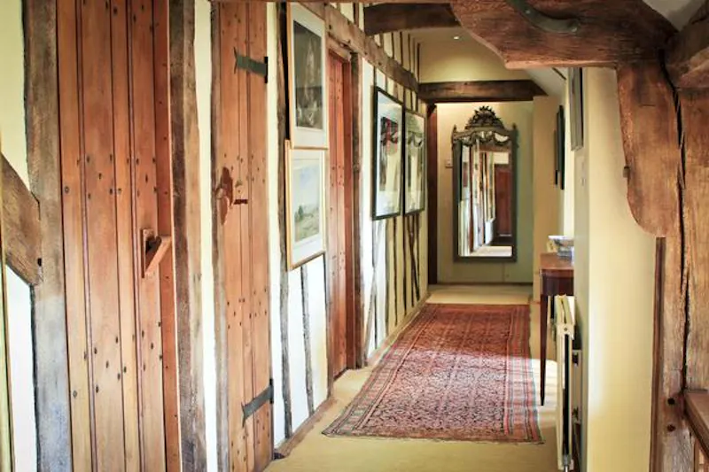 Entrance hall at West Sussex medieval manor, H170 (photo 14)
