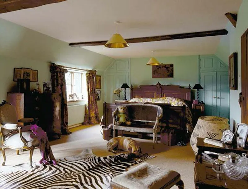 Bedroom at West Sussex medieval manor, H170 (photo 15)