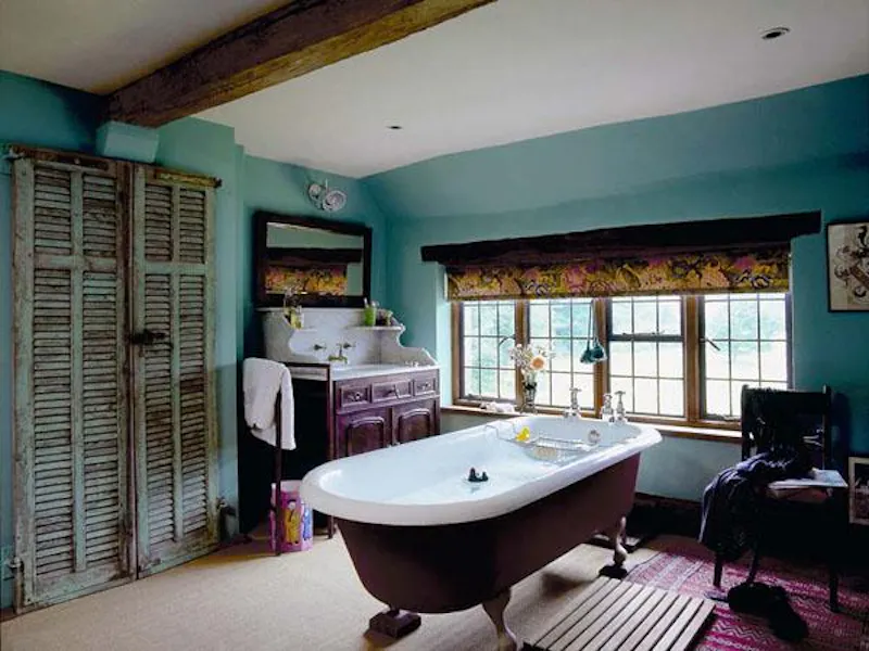 Bathroom at West Sussex medieval manor, H170 (photo 17)