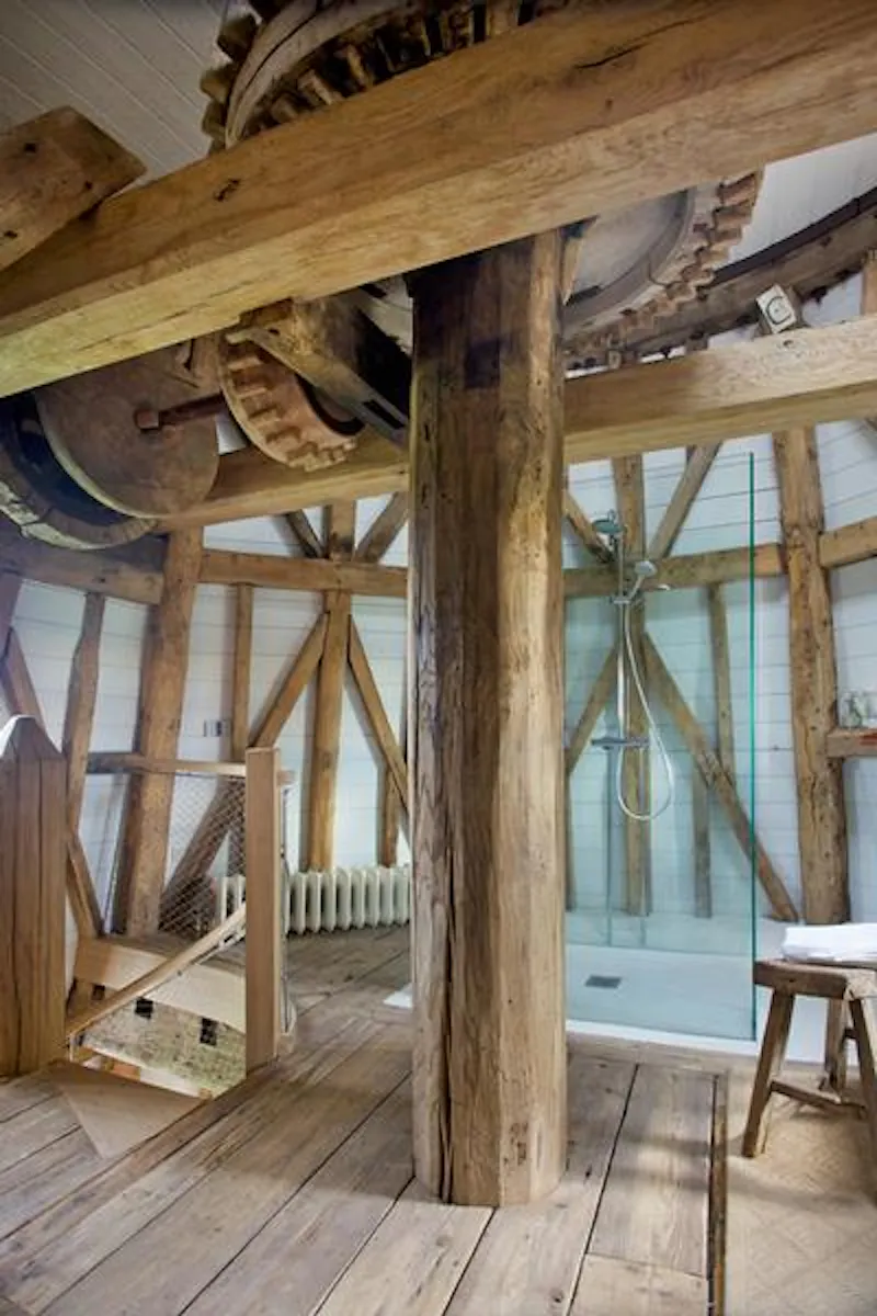 Shower at Pretty Benenden windmill , Q68 (photo 19)
