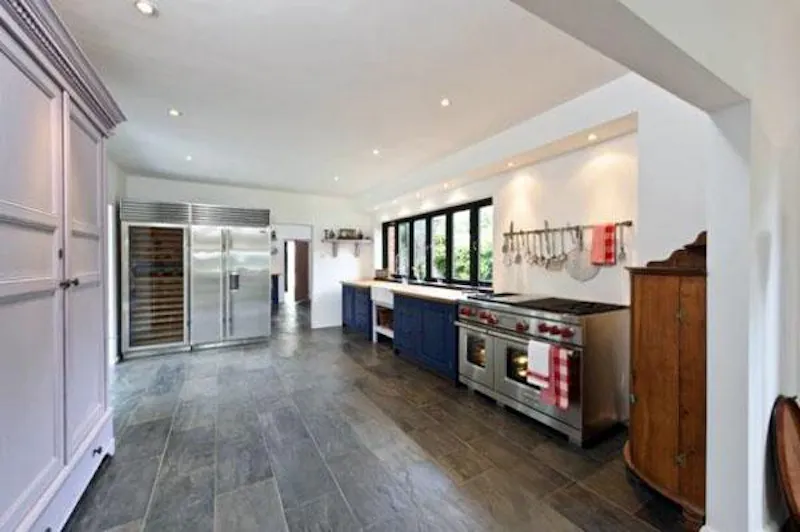 Kitchen at Film location D2147 in West Sussex (photo 5)