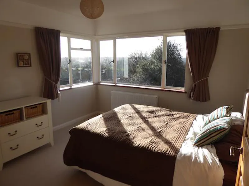 Bedroom at Farnham art deco house, E388 (photo 11)