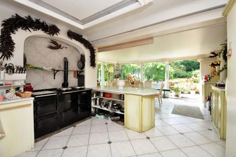 Aga at Untouched 80's home in Orpington, E389 (photo 2)