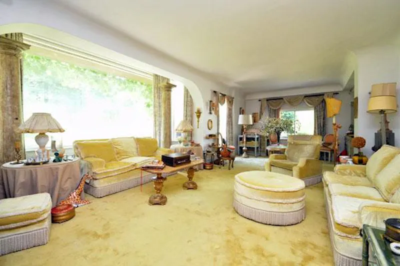 Living Room at Untouched 80's home in Orpington, E389 (photo 4)