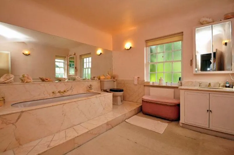 Bathroom at Untouched 80's home in Orpington, E389 (photo 9)
