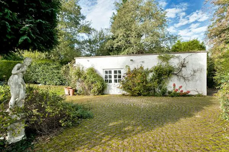 Garage at Untouched 80's home in Orpington, E389 (photo 24)