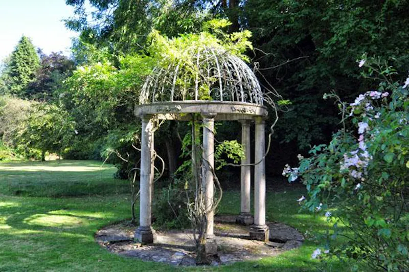 Folly / gazebo at Untouched 80's home in Orpington, E389 (photo 31)