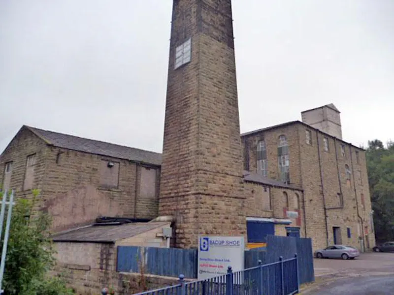 Exposed brick at Large factory space near Burnley, N241 (photo 1)