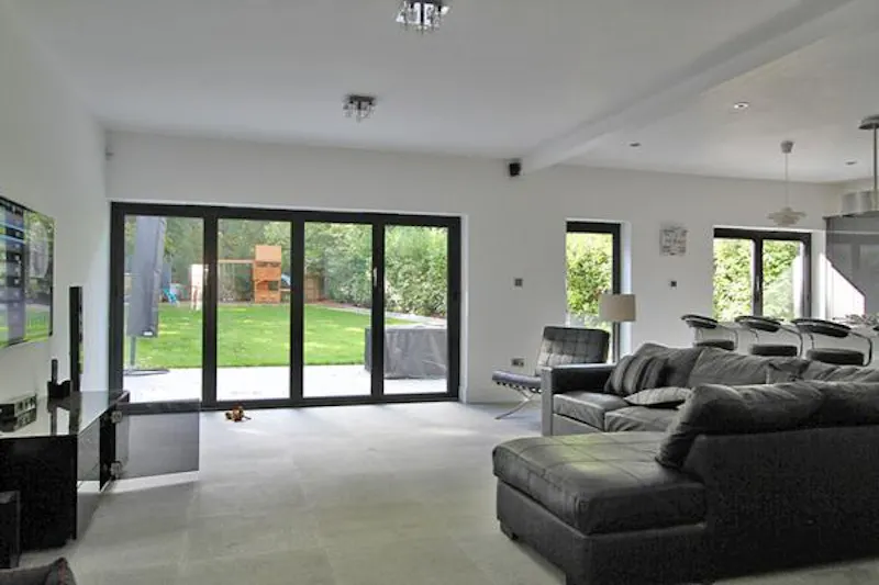 Living Room at Film location D2153 in Surrey (photo 4)