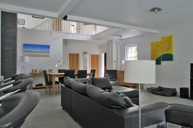 Open plan at Film location D2153 in Surrey (photo 5)