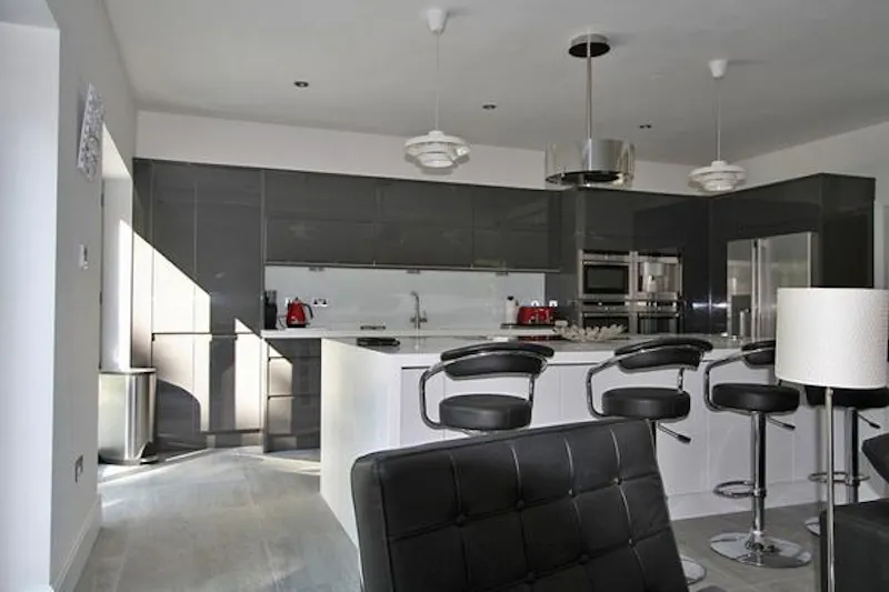 Kitchen at Film location D2153 in Surrey (photo 6)