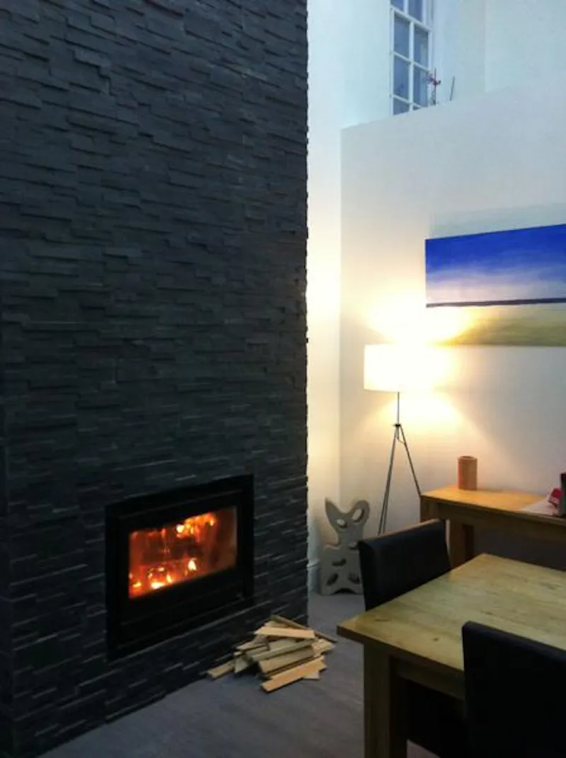 Fireplace at Film location D2153 in Surrey (photo 8)