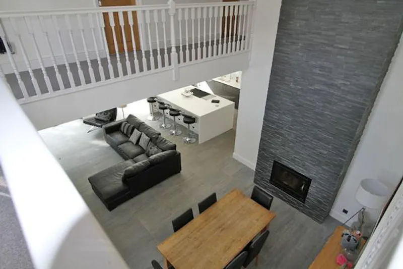 Dining room at Film location D2153 in Surrey (photo 10)
