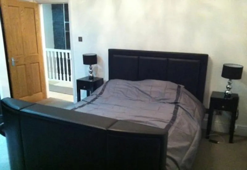 Bedroom at Film location D2153 in Surrey (photo 13)