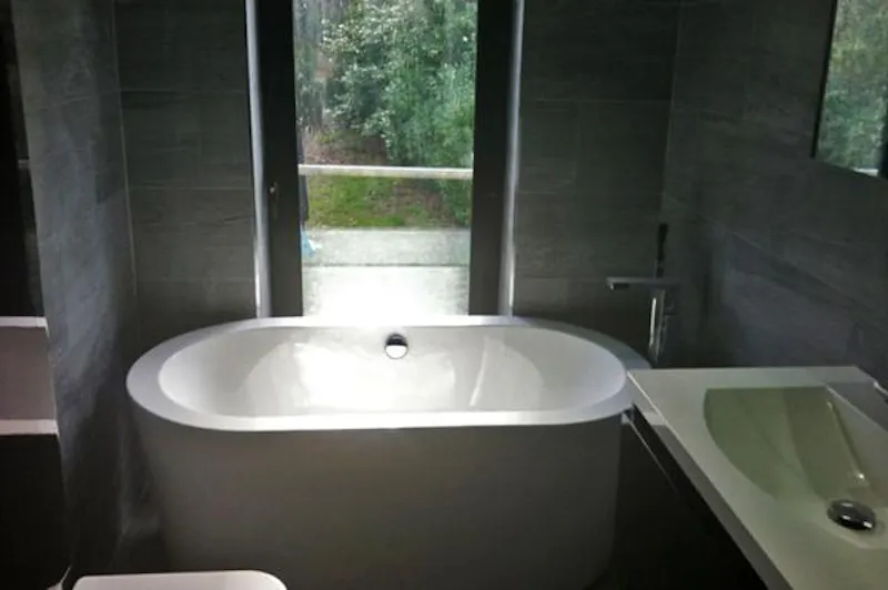 Bathroom at Film location D2153 in Surrey (photo 14)