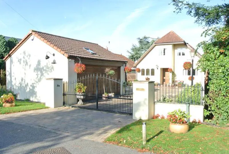 Driveway at Thames View Twickenham House, D2155 (photo 55)