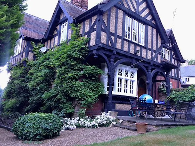 Tudor style warm Watford home, M284 (photo 1)
