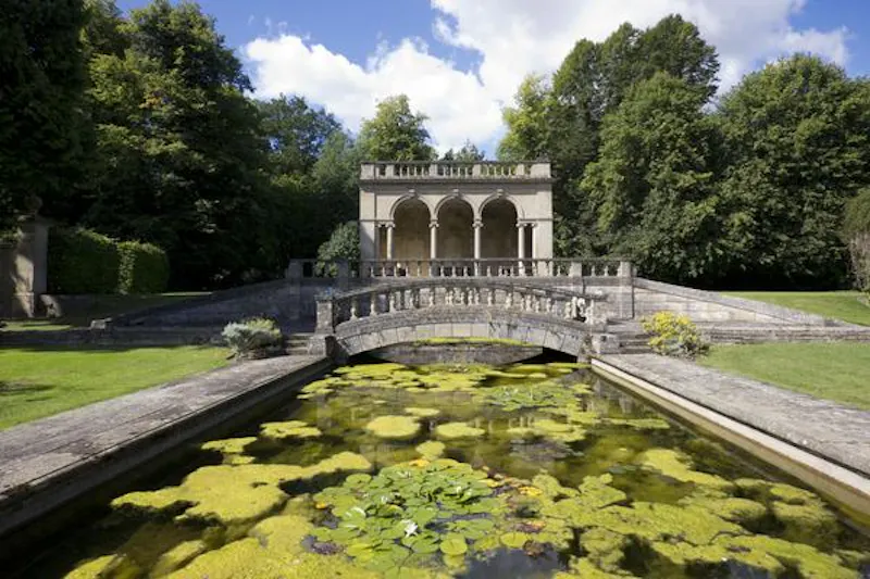 Pond at Spectacular Stamford chateau, A1324 (photo 10)
