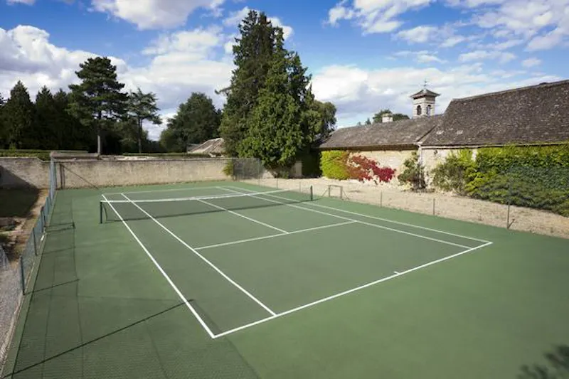 Tennis court at Spectacular Stamford chateau, A1324 (photo 13)