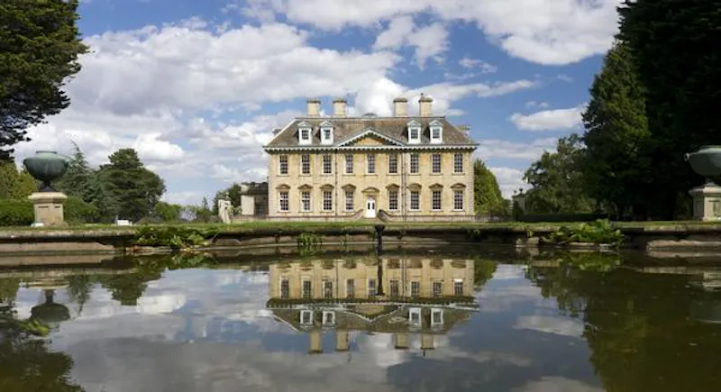 Lake at Spectacular Stamford chateau, A1324 (photo 18)