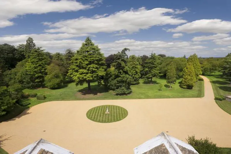 Driveway at Spectacular Stamford chateau, A1324 (photo 30)
