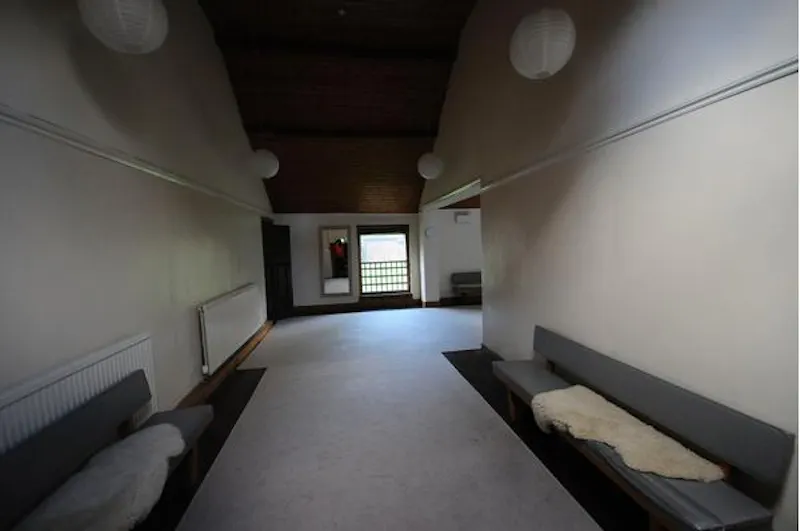 Entrance hall at Film location L642 in Hertfordshire (photo 15)