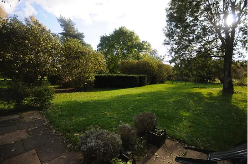 Garden at Film location L642 in Hertfordshire (photo 27)