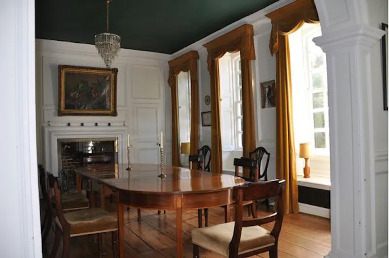 Dining room at 4-storey Eggington country house, A1328 (photo 6)