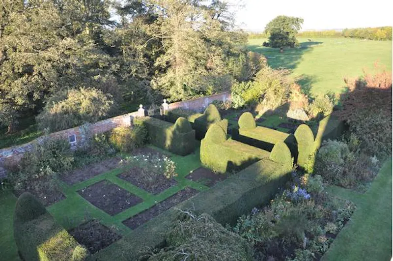 Garden - formal at 4-storey Eggington country house, A1328 (photo 38)