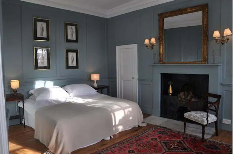 Bedroom at 4-storey Eggington country house, A1328 (photo 20)