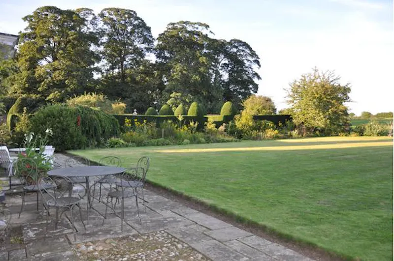 Terrace/Patio at 4-storey Eggington country house, A1328 (photo 37)