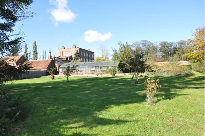 4-storey Eggington country house, A1328 (photo 40)