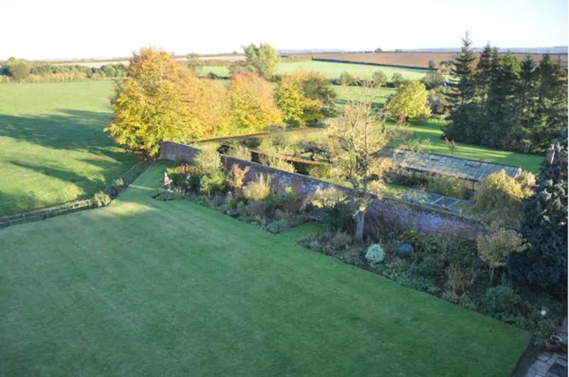 4-storey Eggington country house, A1328 (photo 41)